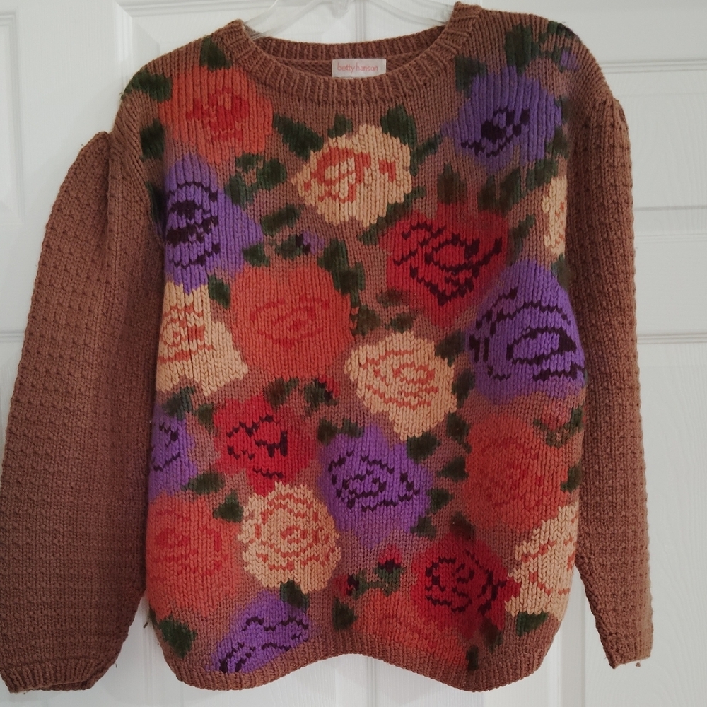 Red and Brown Knit Pattern Intricate Floral Crew Neck Sweater with Vintage Charm